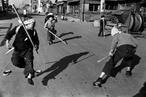 کودکان کوتو در حال مشق شمشیر بازی سامورایی،1955